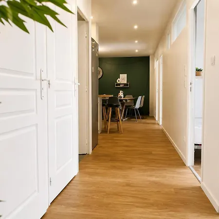 Chaleureux Equipe A Deux Pas Du Centre D - 8-10 Pers Appartement